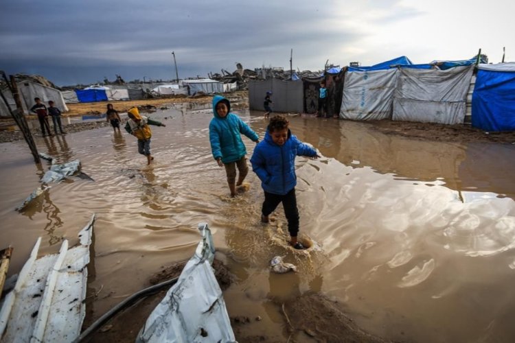 Gazze’de çadırlar sulara gömüldü ve bir bebek daha soğuktan şehit oldu