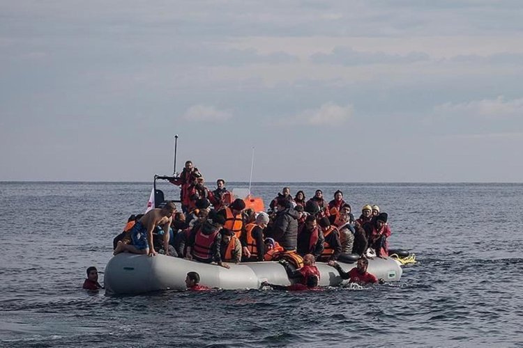 Gambiya açıklarında göçmen teknesi alabora oldu: 7 ölü, onlarca kayıp