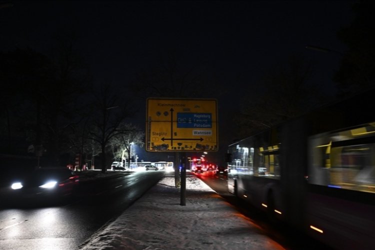 Alman basını, Berlin'de on binlerce kişinin günlerdir elektriksiz bırakılmasını eleştirdi
