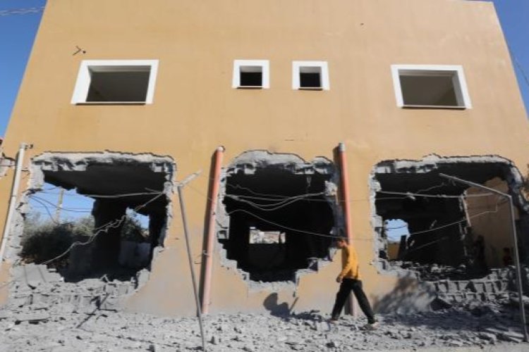 Katil İsrail ordusu, Batı Şeria'da el koyduğu Filistinli ailelerin evlerini askeri karargahlara çevirdi