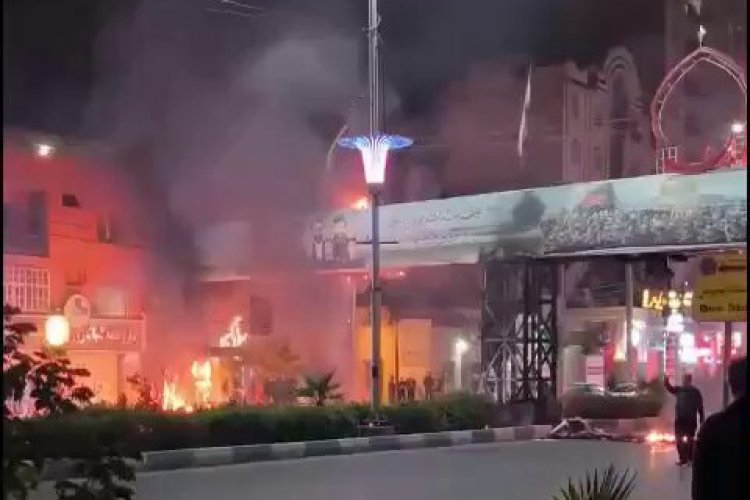 İran'daki protestolarda camiler kundaklandı