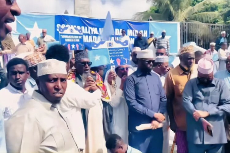 Mogadişu’da siyonist rejimin “Somaliland”i tanımasına karşı büyük protesto