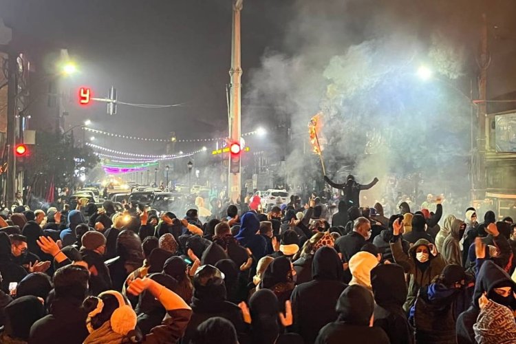 İran devlet televizyonu: Reşt kentindeki gösterilerde 300'den fazla dükkan yandı