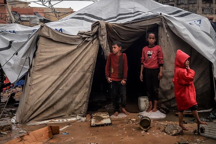 Gazze hükümeti: Gazze’deki 135 bin çadırdan 127 bini barınmaya elverişsiz hale geldi