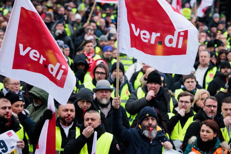 Almanya’da kamu çalışanları uyarı grevi yaptı