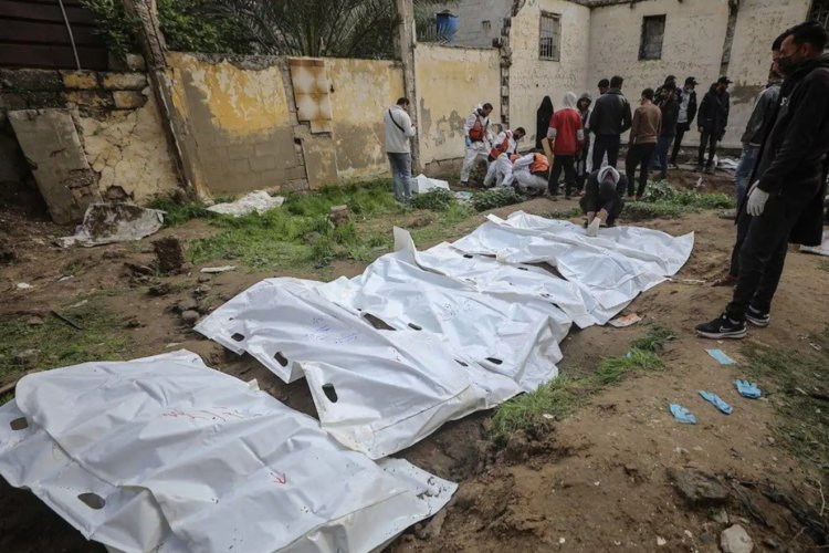 Gazze’de geçici mezarlıklardan çıkarılan yaklaşık 50 şehit, resmi mezarlıklara defnediliyor