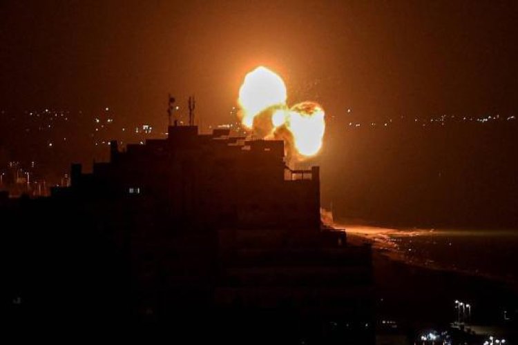 Katil İsrail ordusu, ateşkese rağmen Gazze Şeridi'nin birçok bölgesini vuruyor