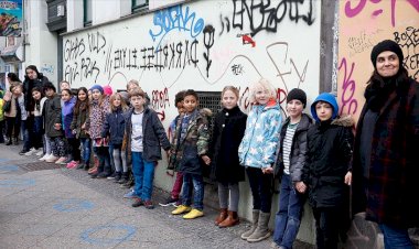 Irkçılığa karşı insan zinciri oluşturdular