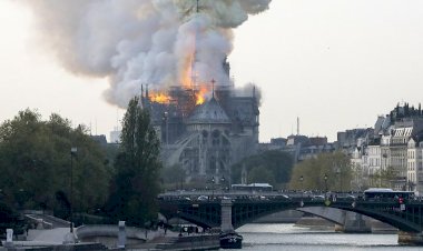 Notre Dame yangını: Savcılığa göre 'kaza', Alman sağına göre 'Hristiyanlığa karşı saldırı'