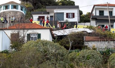 Otobüs devrildi, en az 28 kişi hayatını kaybetti