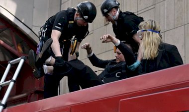 İklim değişikliği protestocuları kendilerini trene yapıştırdı