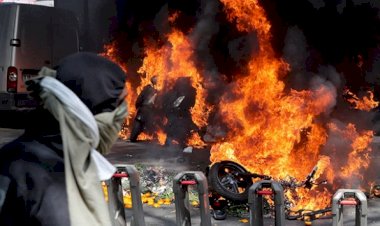 Paris'te sarı yelekliler, araçları ateşe verdi