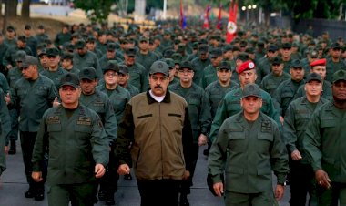 Maduro askerlerle yürüyerek gövde gösterisi yaptı