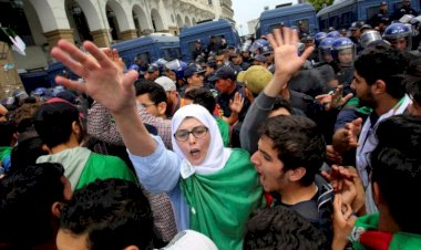 Cezayirli yüzlerce öğrenciden seçim çağrısı