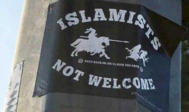 İngiltere'de caddelere İslam karşıtı afişler asıldı