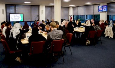 Hollanda'da sonradan Müslüman olanlar için iftar düzenlendi