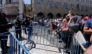 Batı Şeria'daki Filistinliler cuma namazı için Mescid-i Aksa yolunda