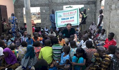 Gurbetçiler Afrika'daki mazlumlarla iftarını paylaşıyor