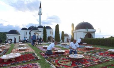 Bosna Hersek'te geleneksel iftar sofraları kuruldu