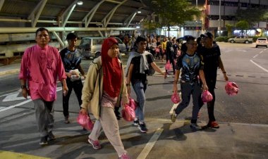 Kuala Lumpur'daki evsizleri sahurluklarla sevindiriyorlar
