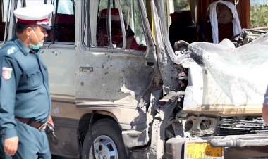 Kabil'de bakanlık personelini taşıyan araca bombalı saldırı