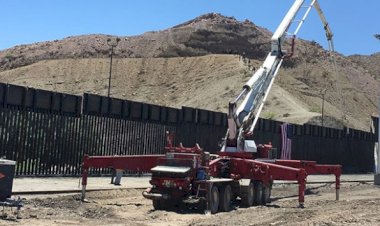 Trump destekçileri ABD-Meksika sınırına duvar inşa ediyor