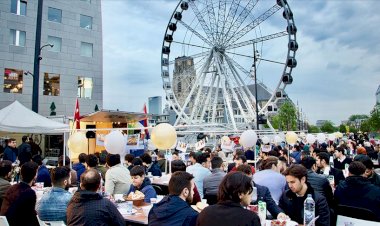 Hollanda'da üniversitelilerden şehir merkezinde sokak iftarı