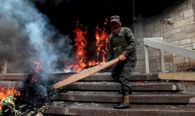 Honduras'ta ABD Büyükelçiliğinin girişi ateşe verildi
