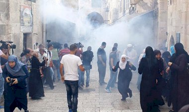 Mescid-i Aksa'da cemaate ses bombalı müdahale