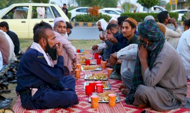 Pakistan'ın yol kenarı iftarları binlerce kişiyi doyurdu
