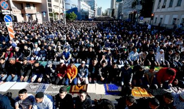 Moskova'da bayram namazı için camiler doldu