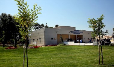 Atina'daki caminin kapıları ilk kez açıldı