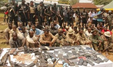 Nijerya'da silahlı çete üyesi 90 kişi ele geçirildi