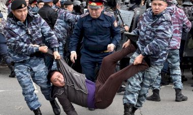 Seçimi demokratik bulmayan Kazaklar sokağa çıktı