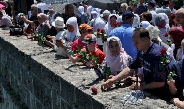 Bosna Savaşında diri diri yakılan kurbanlar anıldı