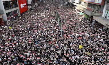 Hong Kong'da protestocular sokakları boşalttı