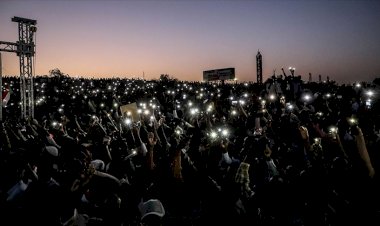 Sudan'da sivil yönetim talebiyle gece boyu gösteriler düzenlendi
