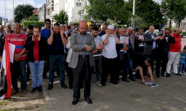 Lahey'de Mursi için giyabi cenaze namazı kılındı