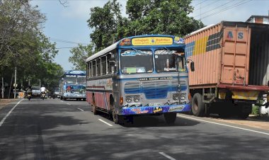 Cammu Keşmir'de otobüs uçuruma yuvarlandı: 33 ölü