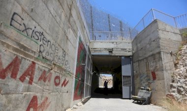 Ayrım Duvarı'nın tecrit ettiği Filistinli aile hapis hayatı yaşıyor