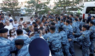 Kazakistan'da devlet başkanı Nazarbayev protestosu