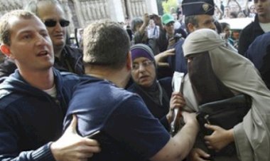 Müslüman kadının 'peçesini zorla açmak isteyen' Belçikalı gözaltına alındı