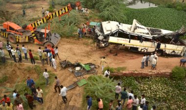 Hindistan’da otobüs kanala düştü: 29 ölü, 18 yaralı