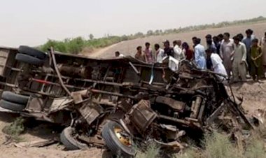 Pakistan'da otobüs ile rikşov çarpıştı: 11 ölü, 22 yaralı