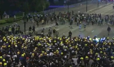 Hong Kong'da 10 binler yine sokakta