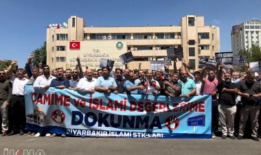 İslam karşıtı uygulamalara Diyarbakır Büyükşehir Belediyesi önünde kitlesel tepki