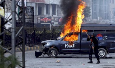 Pakistan'da çifte saldırı: 9 ölü