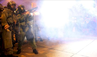 Hong Kong'da protestolara göz yaşartıcı gazla müdahale