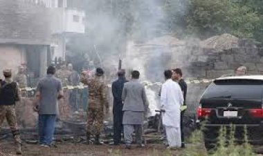 Pakistan'da askeri uçak düştü: 17 ölü