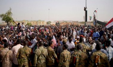 Darbeciler İslami hareketleri hedef alıyor